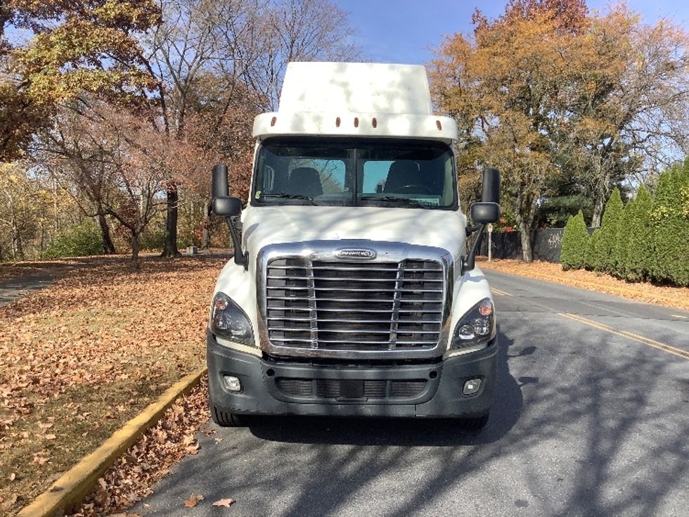 Day Cab Tractor-Heavy Duty Tractors-Freightliner-2018-Cascadia 12564ST-Reading-PA-371,977\n\t\tmiles-$ 44,000 - Image 2