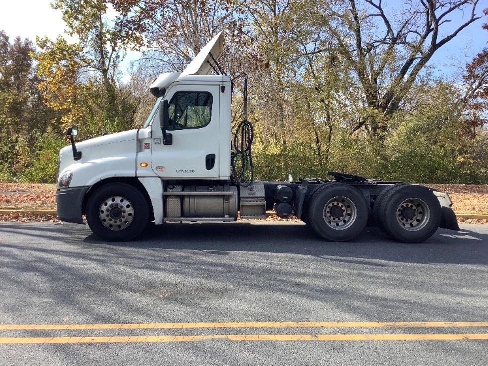 Day Cab Tractor-Heavy Duty Tractors-Freightliner-2018-Cascadia 12564ST-Reading-PA-371,977\n\t\tmiles-$ 44,000 - Image 4