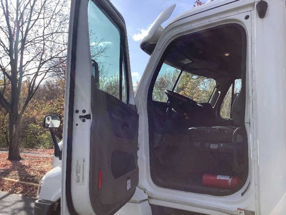 Day Cab Tractor-Heavy Duty Tractors-Freightliner-2018-Cascadia 12564ST-Reading-PA-371,977\n\t\tmiles-$ 44,000 - Image 9