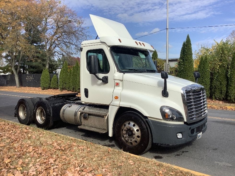 Day Cab Tractor-Heavy Duty Tractors-Freightliner-2018-Cascadia 12564ST-Reading-PA-390,894\n\t\tmiles-$ 35,000 - Image 1