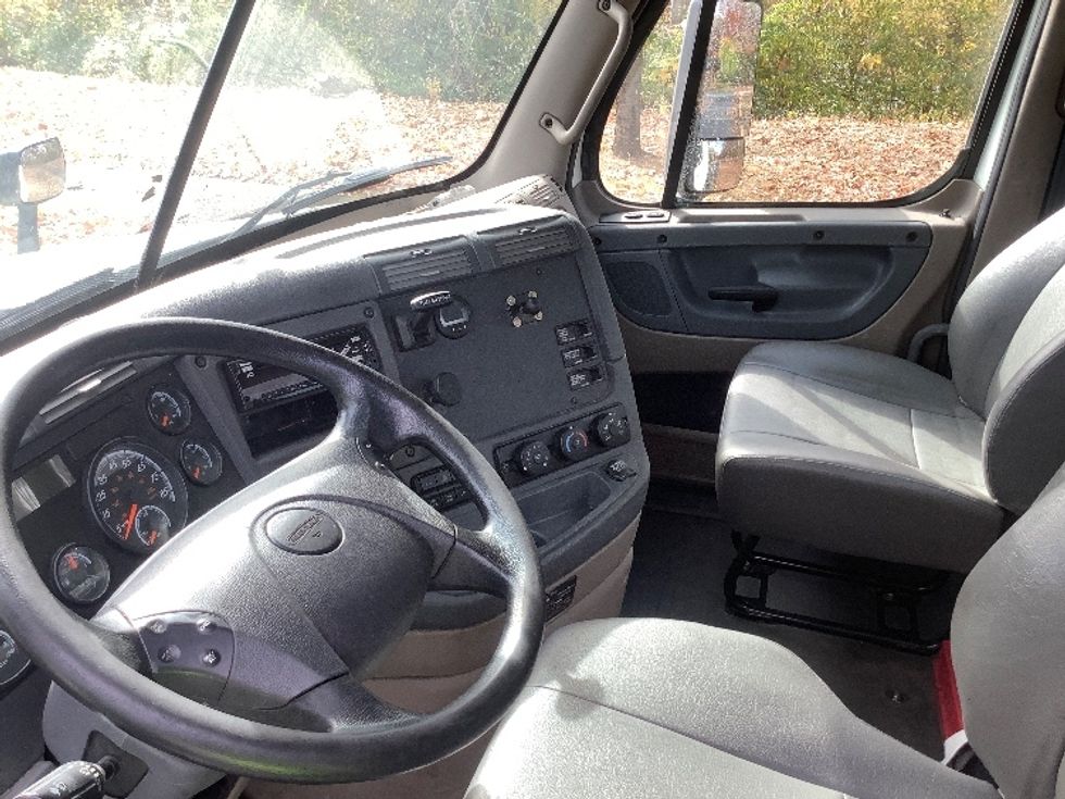 Day Cab Tractor-Heavy Duty Tractors-Freightliner-2018-Cascadia 12564ST-Reading-PA-390,894\n\t\tmiles-$ 35,000 - Image 10