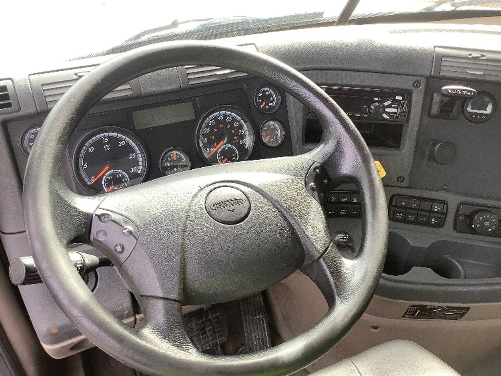 Day Cab Tractor-Heavy Duty Tractors-Freightliner-2018-Cascadia 12564ST-Reading-PA-390,894\n\t\tmiles-$ 35,000 - Image 11