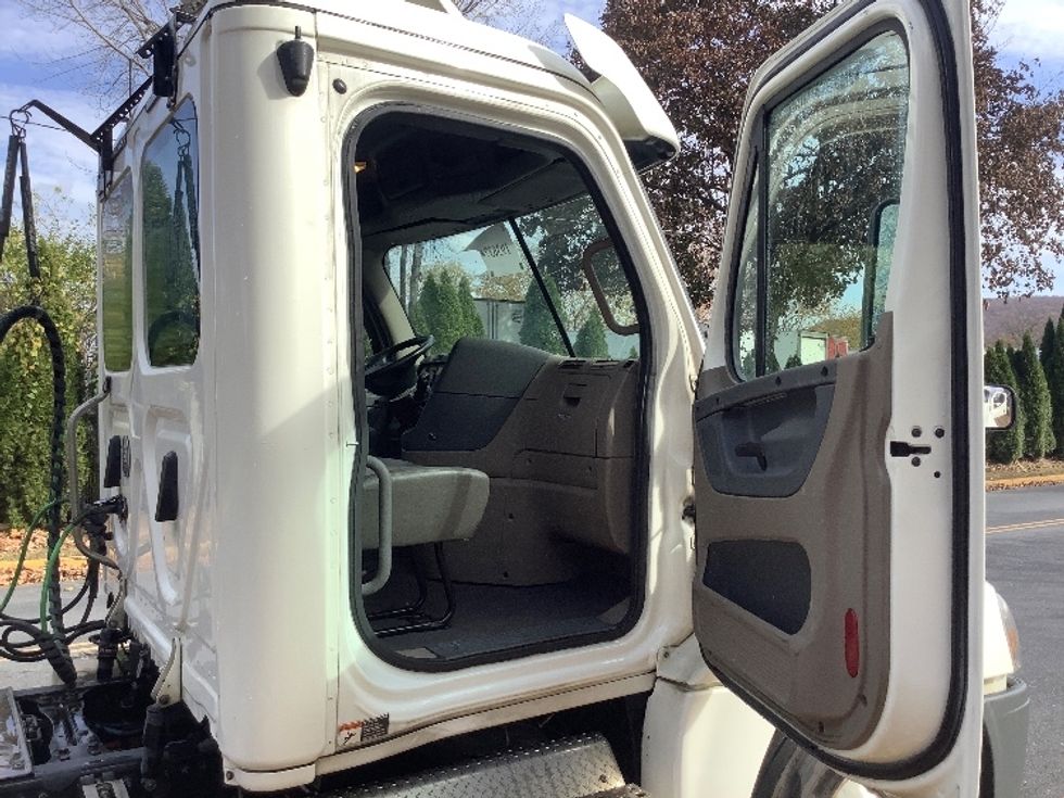 Day Cab Tractor-Heavy Duty Tractors-Freightliner-2018-Cascadia 12564ST-Reading-PA-390,894\n\t\tmiles-$ 35,000 - Image 12