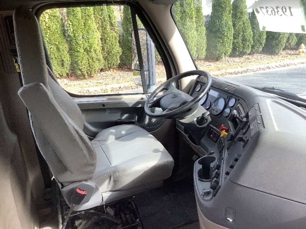 Day Cab Tractor-Heavy Duty Tractors-Freightliner-2018-Cascadia 12564ST-Reading-PA-390,894\n\t\tmiles-$ 35,000 - Image 14