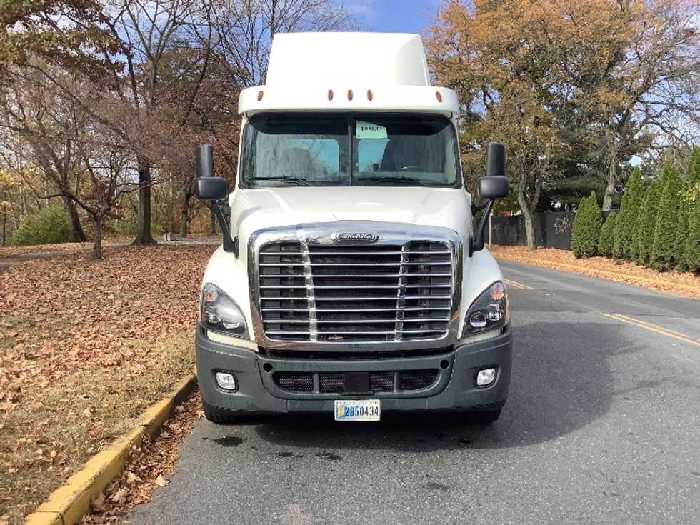 Day Cab Tractor-Heavy Duty Tractors-Freightliner-2018-Cascadia 12564ST-Reading-PA-390,894\n\t\tmiles-$ 35,000 - Image 2