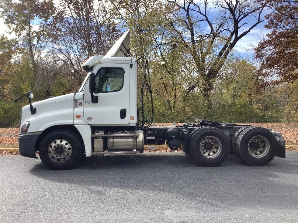 Day Cab Tractor-Heavy Duty Tractors-Freightliner-2018-Cascadia 12564ST-Reading-PA-390,894\n\t\tmiles-$ 35,000 - Image 4