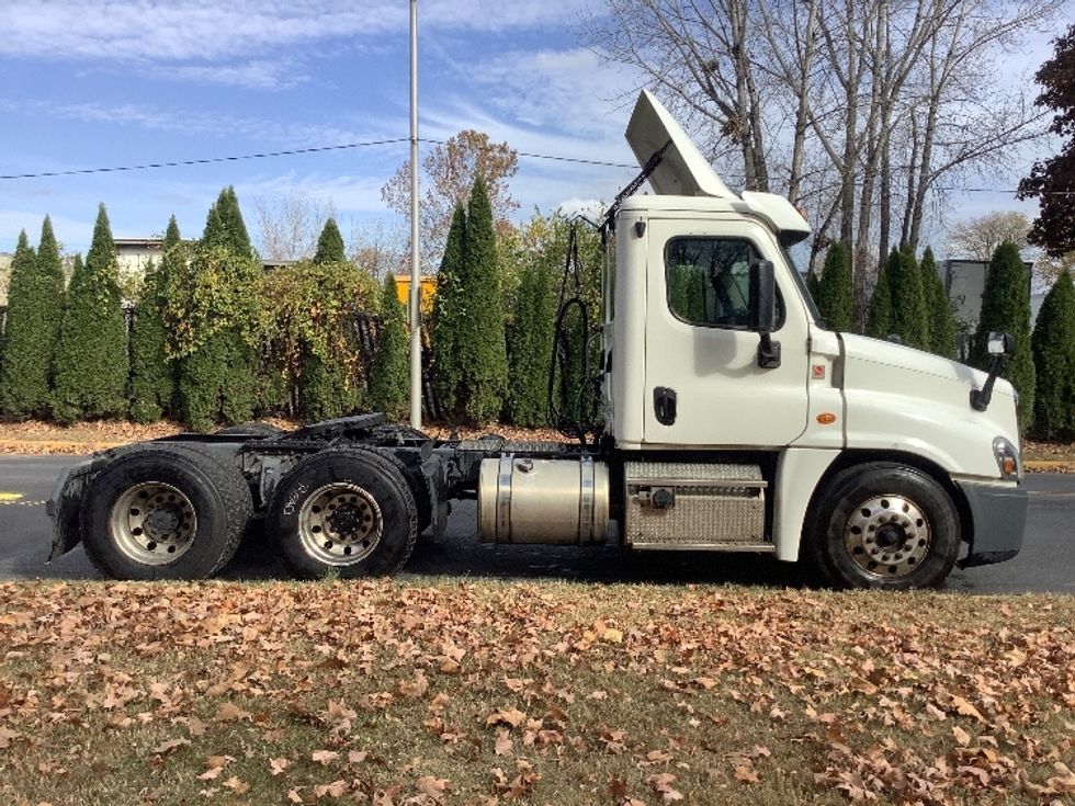 Day Cab Tractor-Heavy Duty Tractors-Freightliner-2018-Cascadia 12564ST-Reading-PA-390,894\n\t\tmiles-$ 35,000 - Image 8