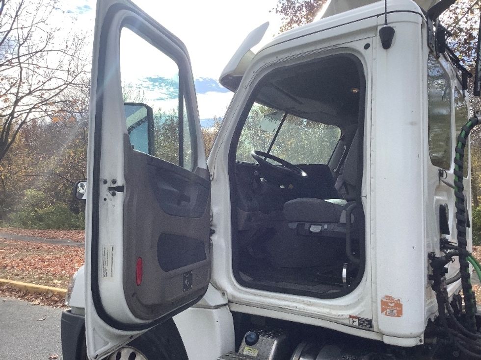 Day Cab Tractor-Heavy Duty Tractors-Freightliner-2018-Cascadia 12564ST-Reading-PA-390,894\n\t\tmiles-$ 35,000 - Image 9