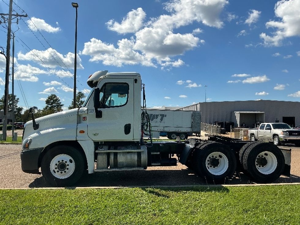 2018 Freightliner Cascadia 12564ST Day Cab Tractor