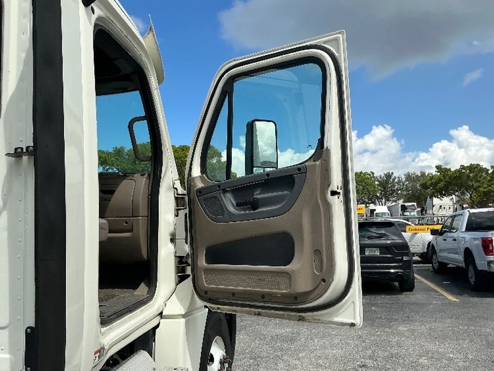 Day Cab Tractor-Heavy Duty Tractors-Freightliner-2018-Cascadia 12564ST-Riviera Beach-FL-504,670\n\t\tmiles-$ 34,000 - Image 12