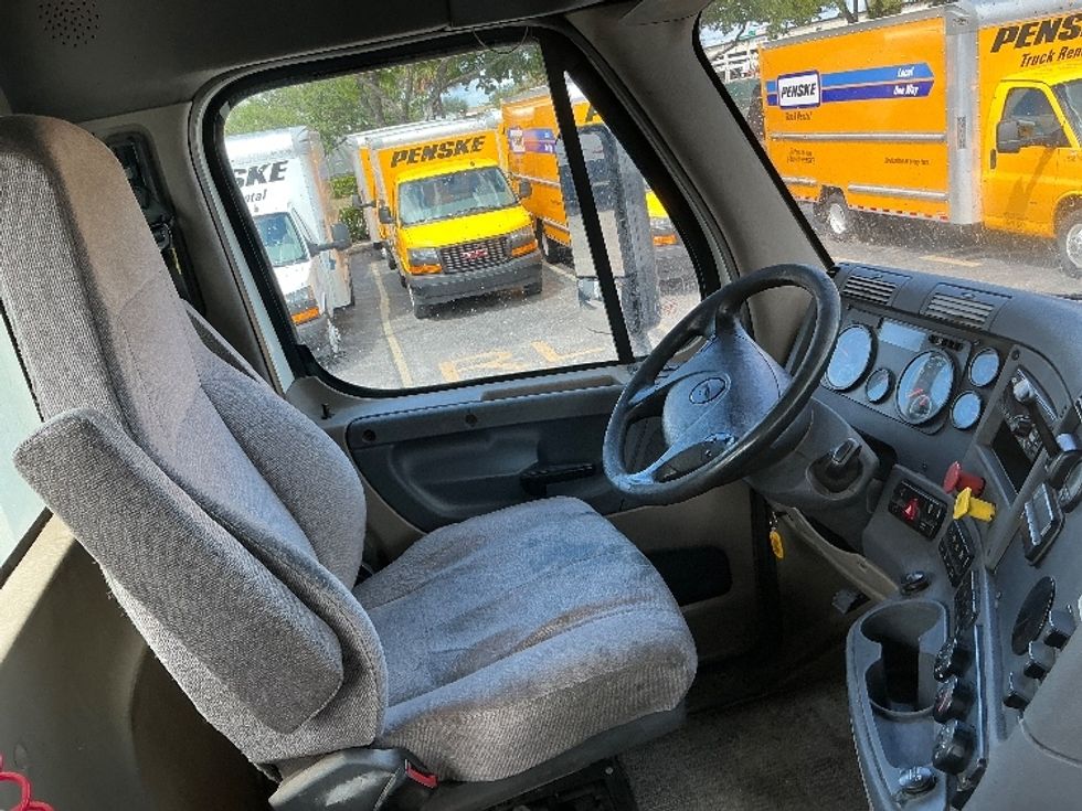 Day Cab Tractor-Heavy Duty Tractors-Freightliner-2018-Cascadia 12564ST-Riviera Beach-FL-504,670\n\t\tmiles-$ 34,000 - Image 14