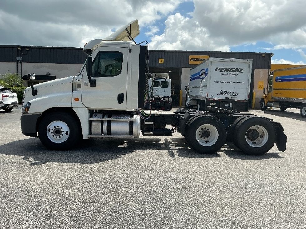 Day Cab Tractor-Heavy Duty Tractors-Freightliner-2018-Cascadia 12564ST-Riviera Beach-FL-504,670\n\t\tmiles-$ 34,000 - Image 4