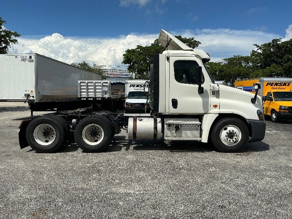 Day Cab Tractor-Heavy Duty Tractors-Freightliner-2018-Cascadia 12564ST-Riviera Beach-FL-504,670\n\t\tmiles-$ 34,000 - Image 8