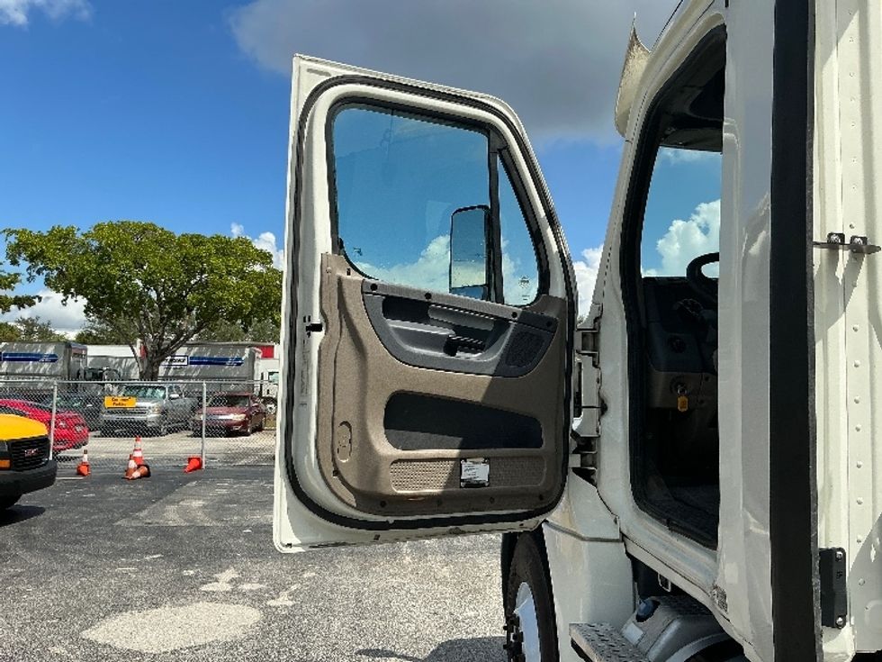 Day Cab Tractor-Heavy Duty Tractors-Freightliner-2018-Cascadia 12564ST-Riviera Beach-FL-504,670\n\t\tmiles-$ 34,000 - Image 9