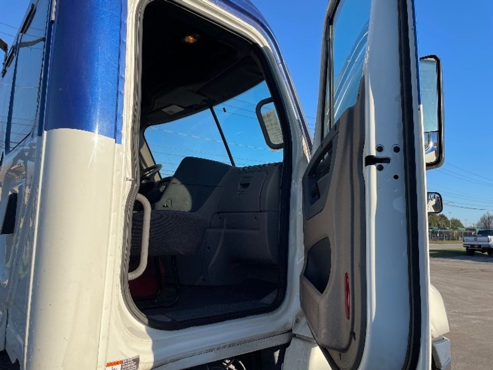 2018 Freightliner Cascadia 125" Sleeper Cab photo 11