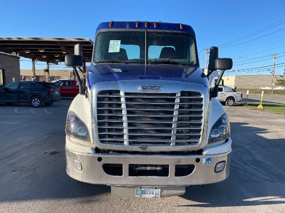 2018 Freightliner Cascadia 125" Sleeper Cab photo 2