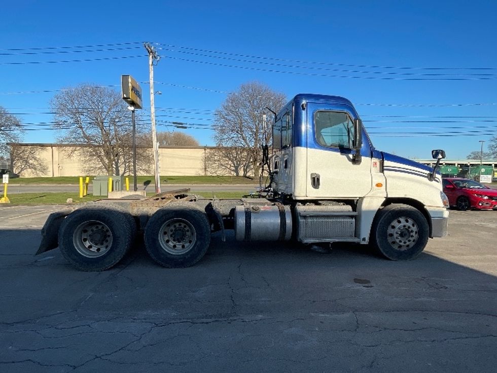 2018 Freightliner Cascadia 125" Sleeper Cab photo 7
