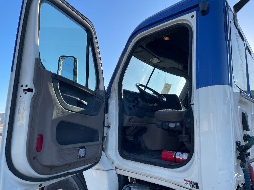2018 Freightliner Cascadia 125" Sleeper Cab photo 8