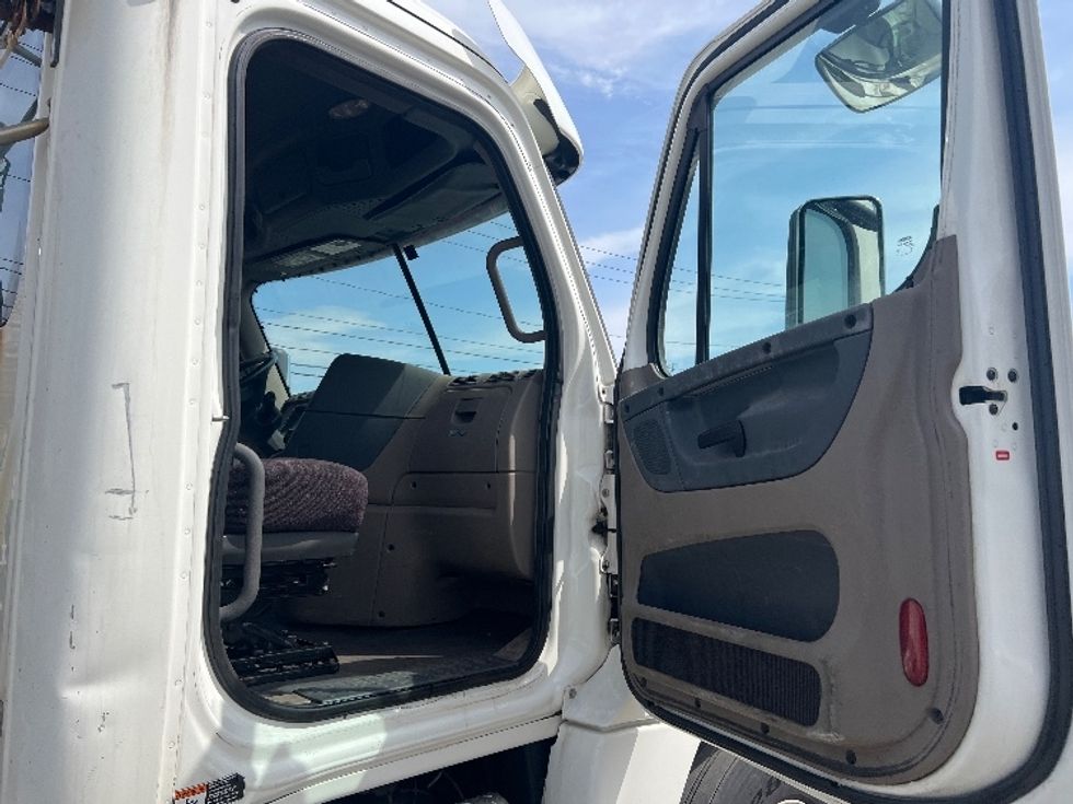 Day Cab Tractor-Heavy Duty Tractors-Freightliner-2018-Cascadia 12564ST-Rochester-NY-430,500\n\t\tmiles-$ 33,500 - Image 12