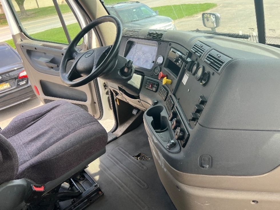 Day Cab Tractor-Heavy Duty Tractors-Freightliner-2018-Cascadia 12564ST-Rochester-NY-430,500\n\t\tmiles-$ 33,500 - Image 14