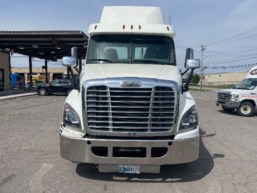 Day Cab Tractor-Heavy Duty Tractors-Freightliner-2018-Cascadia 12564ST-Rochester-NY-430,500\n\t\tmiles-$ 33,500 - Image 2