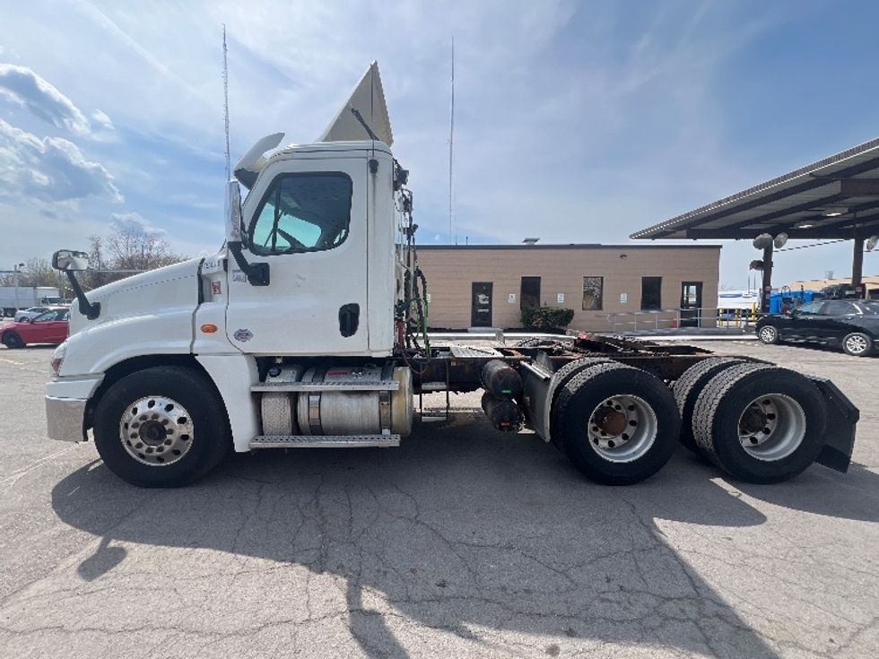 Day Cab Tractor-Heavy Duty Tractors-Freightliner-2018-Cascadia 12564ST-Rochester-NY-430,500\n\t\tmiles-$ 33,500 - Image 4