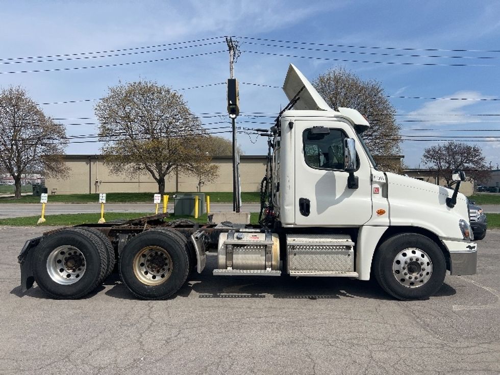 Day Cab Tractor-Heavy Duty Tractors-Freightliner-2018-Cascadia 12564ST-Rochester-NY-430,500\n\t\tmiles-$ 33,500 - Image 8