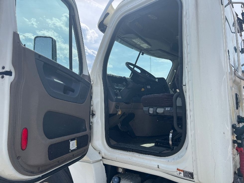 Day Cab Tractor-Heavy Duty Tractors-Freightliner-2018-Cascadia 12564ST-Rochester-NY-430,500\n\t\tmiles-$ 33,500 - Image 9