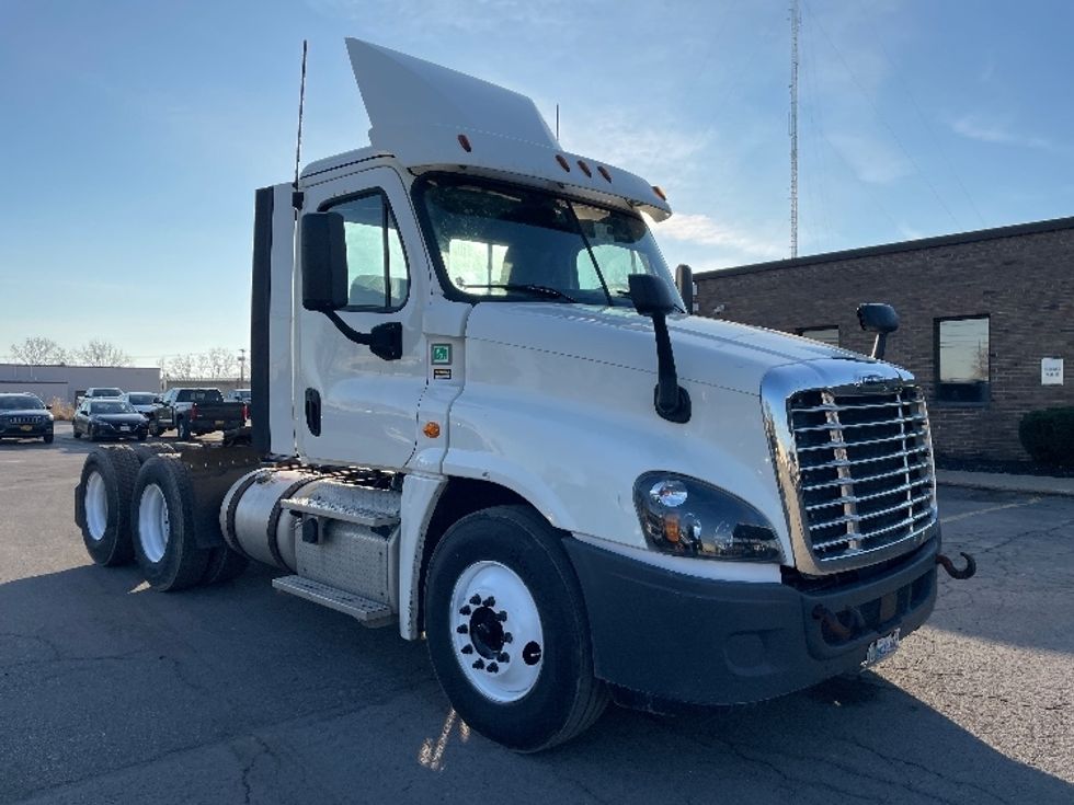 Day Cab Tractor-Heavy Duty Tractors-Freightliner-2018-Cascadia 12564ST-Rochester-NY-497,763\n\t\tmiles-$ 33,750 - Image 1