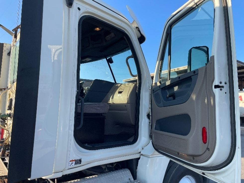 Day Cab Tractor-Heavy Duty Tractors-Freightliner-2018-Cascadia 12564ST-Rochester-NY-497,763\n\t\tmiles-$ 33,750 - Image 12