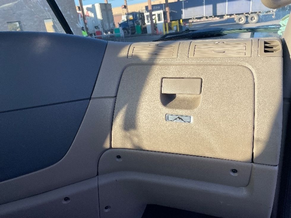 Day Cab Tractor-Heavy Duty Tractors-Freightliner-2018-Cascadia 12564ST-Rochester-NY-497,763\n\t\tmiles-$ 33,750 - Image 13