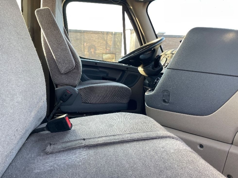 Day Cab Tractor-Heavy Duty Tractors-Freightliner-2018-Cascadia 12564ST-Rochester-NY-497,763\n\t\tmiles-$ 33,750 - Image 14