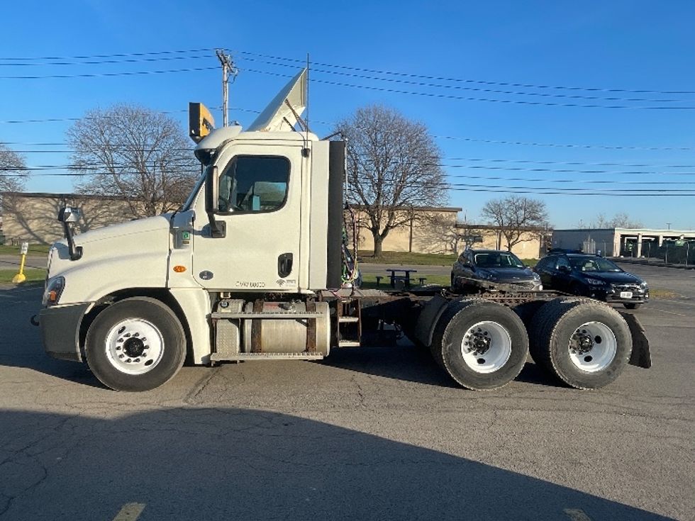 Day Cab Tractor-Heavy Duty Tractors-Freightliner-2018-Cascadia 12564ST-Rochester-NY-497,763\n\t\tmiles-$ 33,750 - Image 4