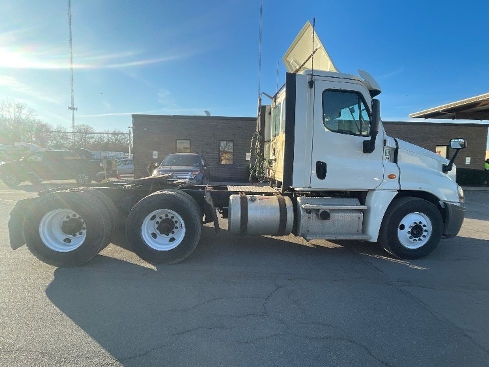 Day Cab Tractor-Heavy Duty Tractors-Freightliner-2018-Cascadia 12564ST-Rochester-NY-497,763\n\t\tmiles-$ 33,750 - Image 8