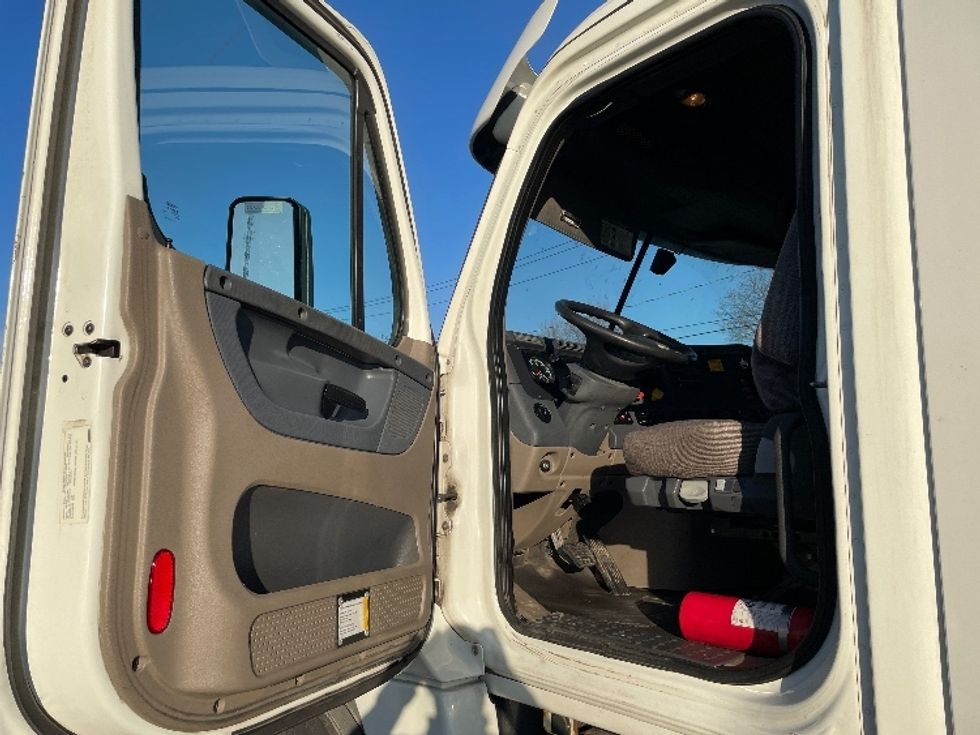 Day Cab Tractor-Heavy Duty Tractors-Freightliner-2018-Cascadia 12564ST-Rochester-NY-497,763\n\t\tmiles-$ 33,750 - Image 9