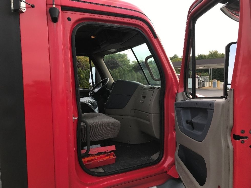 Day Cab Tractor-Heavy Duty Tractors-Freightliner-2018-Cascadia 12564ST-Rochester-NY-518,378\n\t\tmiles-$ 38,500 - Image 14