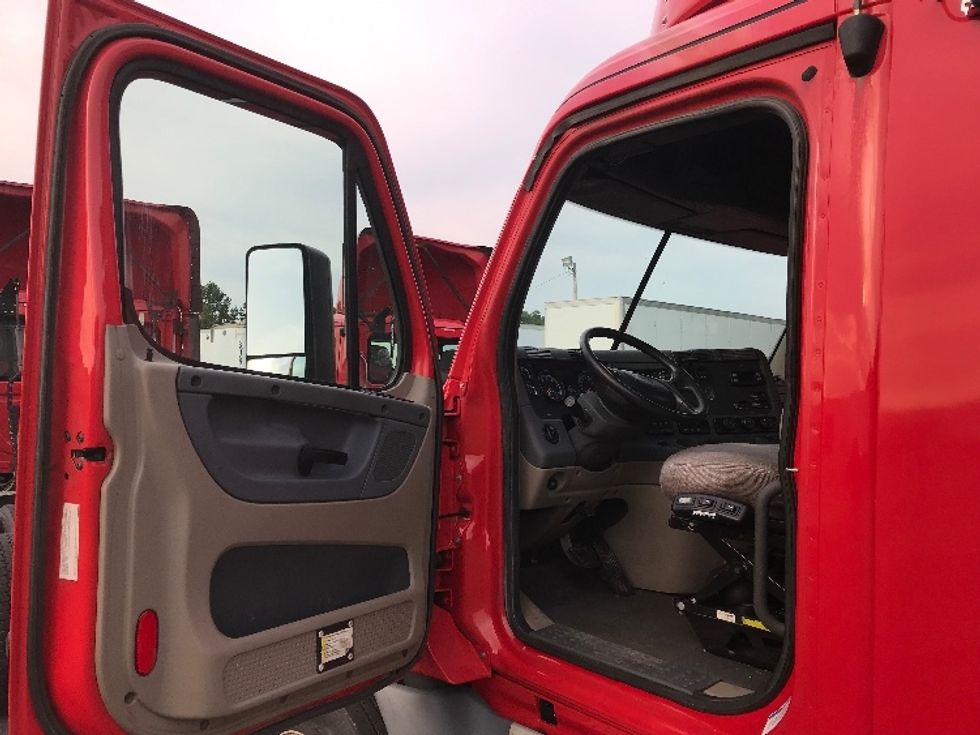 Day Cab Tractor-Heavy Duty Tractors-Freightliner-2018-Cascadia 12564ST-Rochester-NY-518,378\n\t\tmiles-$ 38,500 - Image 9