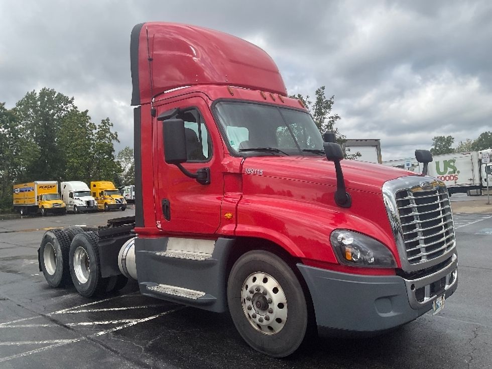 Day Cab Tractor-Heavy Duty Tractors-Freightliner-2018-Cascadia 12564ST-Rochester-NY-520,063\n\t\tmiles-$ 38,500 - Image 1