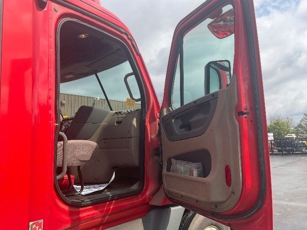 Day Cab Tractor-Heavy Duty Tractors-Freightliner-2018-Cascadia 12564ST-Rochester-NY-520,063\n\t\tmiles-$ 38,500 - Image 12