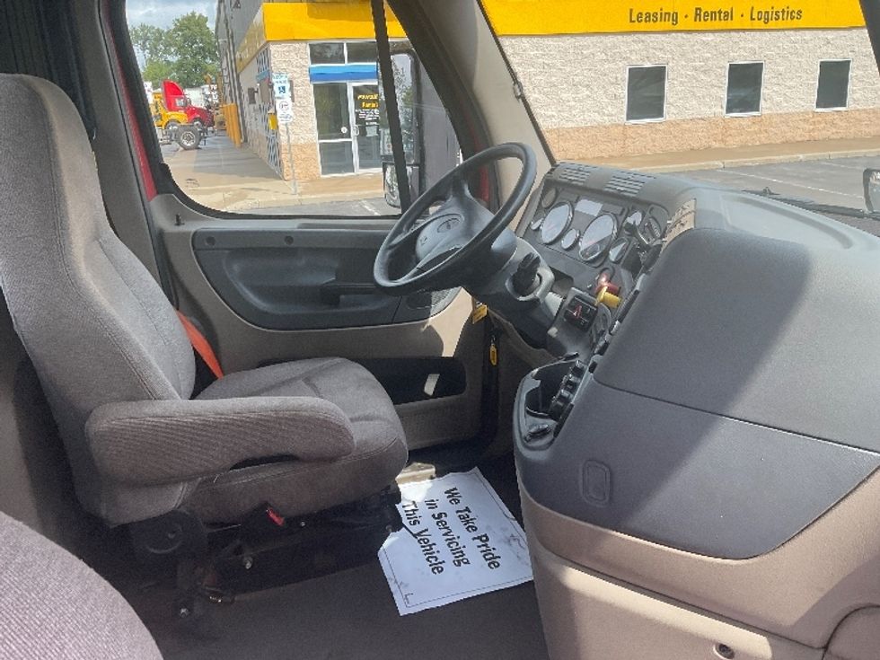 Day Cab Tractor-Heavy Duty Tractors-Freightliner-2018-Cascadia 12564ST-Rochester-NY-520,063\n\t\tmiles-$ 38,500 - Image 14