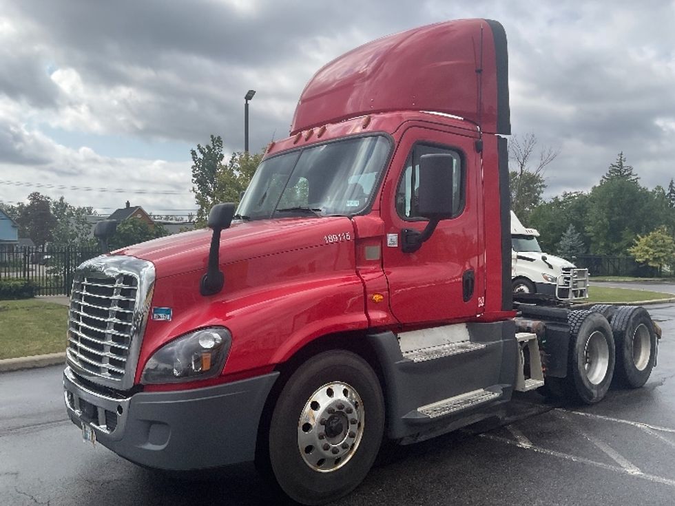 Day Cab Tractor-Heavy Duty Tractors-Freightliner-2018-Cascadia 12564ST-Rochester-NY-520,063\n\t\tmiles-$ 38,500 - Image 3