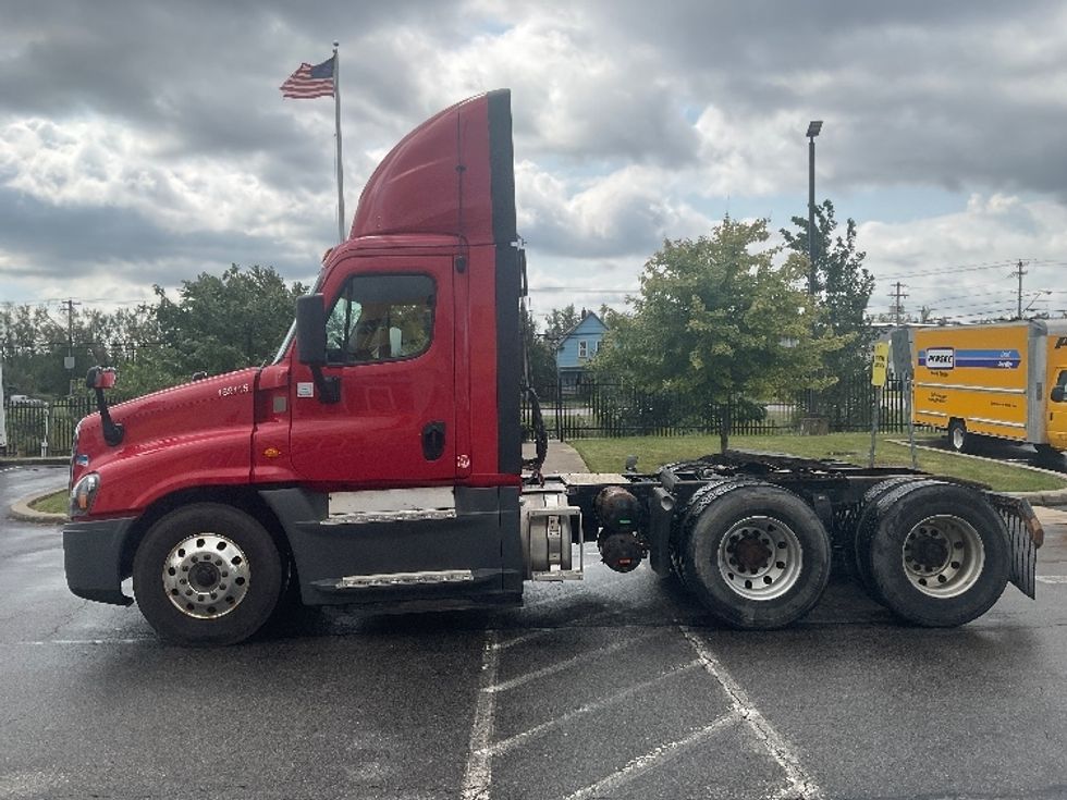 Day Cab Tractor-Heavy Duty Tractors-Freightliner-2018-Cascadia 12564ST-Rochester-NY-520,063\n\t\tmiles-$ 38,500 - Image 4