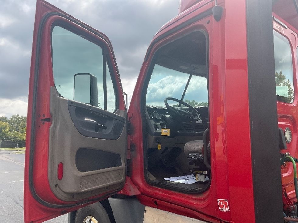 Day Cab Tractor-Heavy Duty Tractors-Freightliner-2018-Cascadia 12564ST-Rochester-NY-520,063\n\t\tmiles-$ 38,500 - Image 9