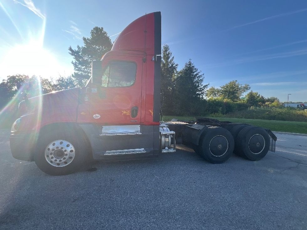 Day Cab Tractor-Heavy Duty Tractors-Freightliner-2018-Cascadia 12564ST-Rochester-NY-545,184\n\t\tmiles-$ 41,250 - Image 4