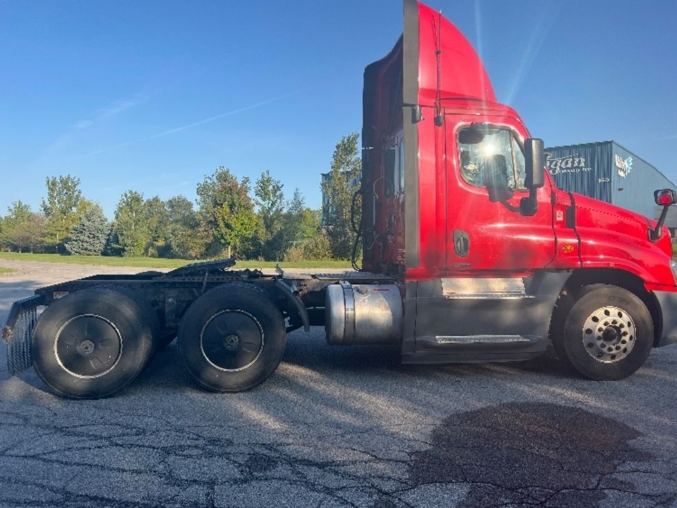 Day Cab Tractor-Heavy Duty Tractors-Freightliner-2018-Cascadia 12564ST-Rochester-NY-545,184\n\t\tmiles-$ 41,250 - Image 8