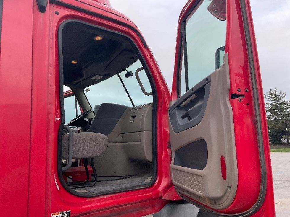 2018 Freightliner Cascadia 125" Sleeper Cab photo 12