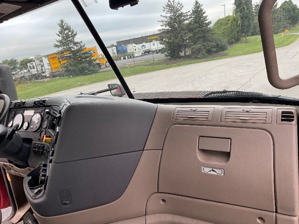 2018 Freightliner Cascadia 125" Sleeper Cab photo 13
