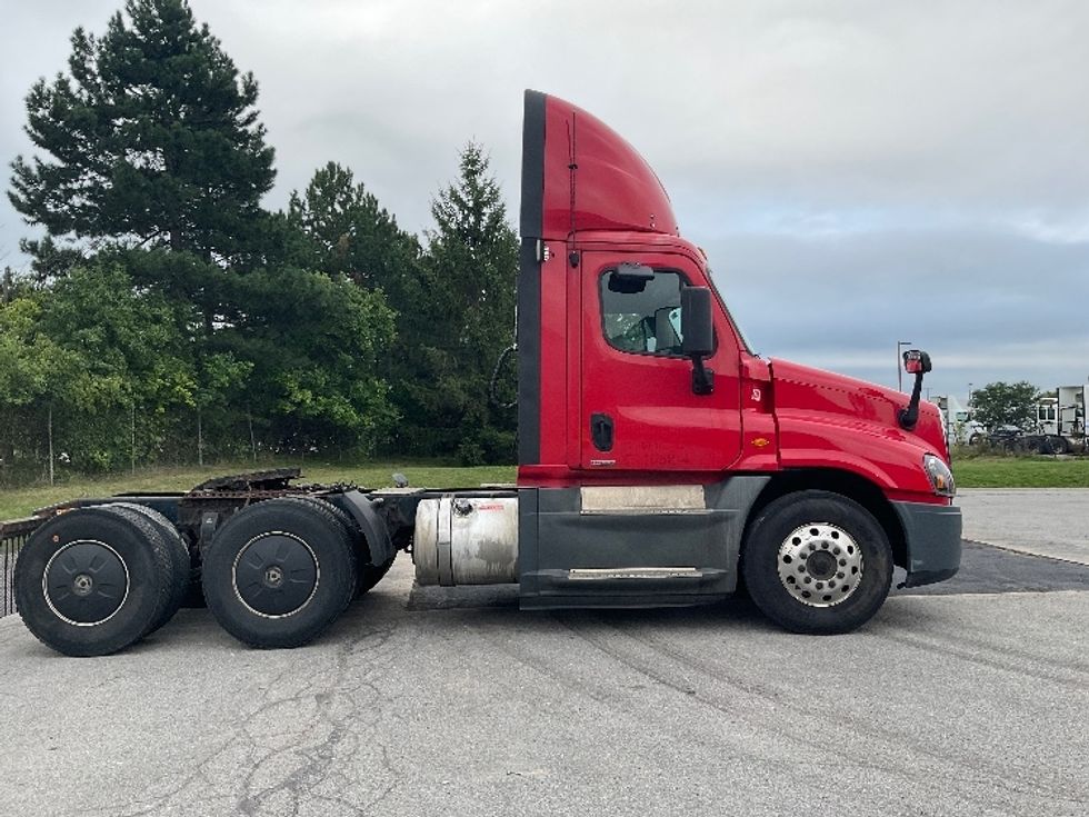 2018 Freightliner Cascadia 125" Sleeper Cab photo 8