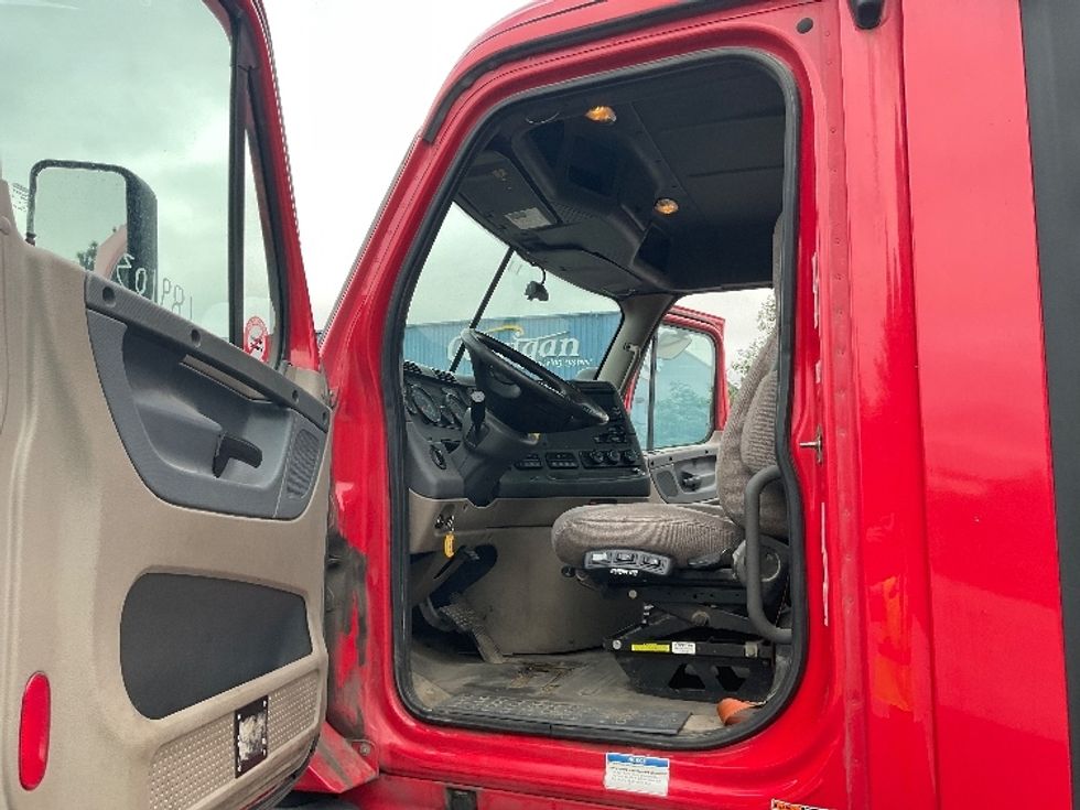2018 Freightliner Cascadia 125" Sleeper Cab photo 9