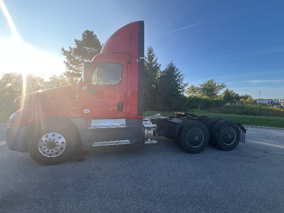 Day Cab Tractor-Heavy Duty Tractors-Freightliner-2018-Cascadia 12564ST-Rochester-NY-546,991\n\t\tmiles-$ 14,000 - Image 4